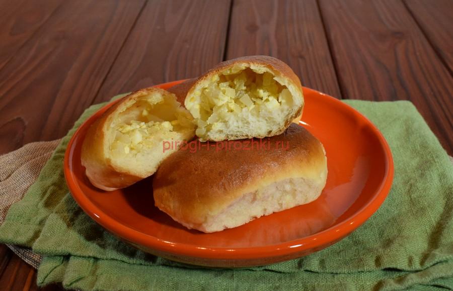 Печеные пирожки с капустой и яйцом