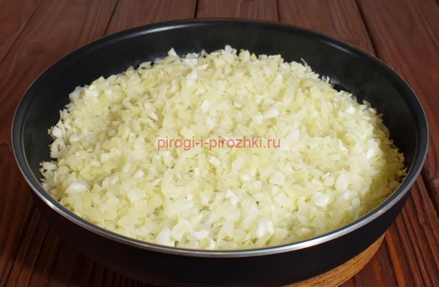 Приготовление печеных пирожков с капустой и яйцом, шаг 3