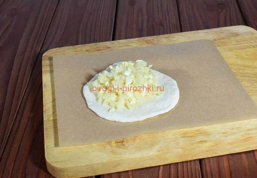 Приготовление печеных пирожков с капустой и яйцом, шаг 6